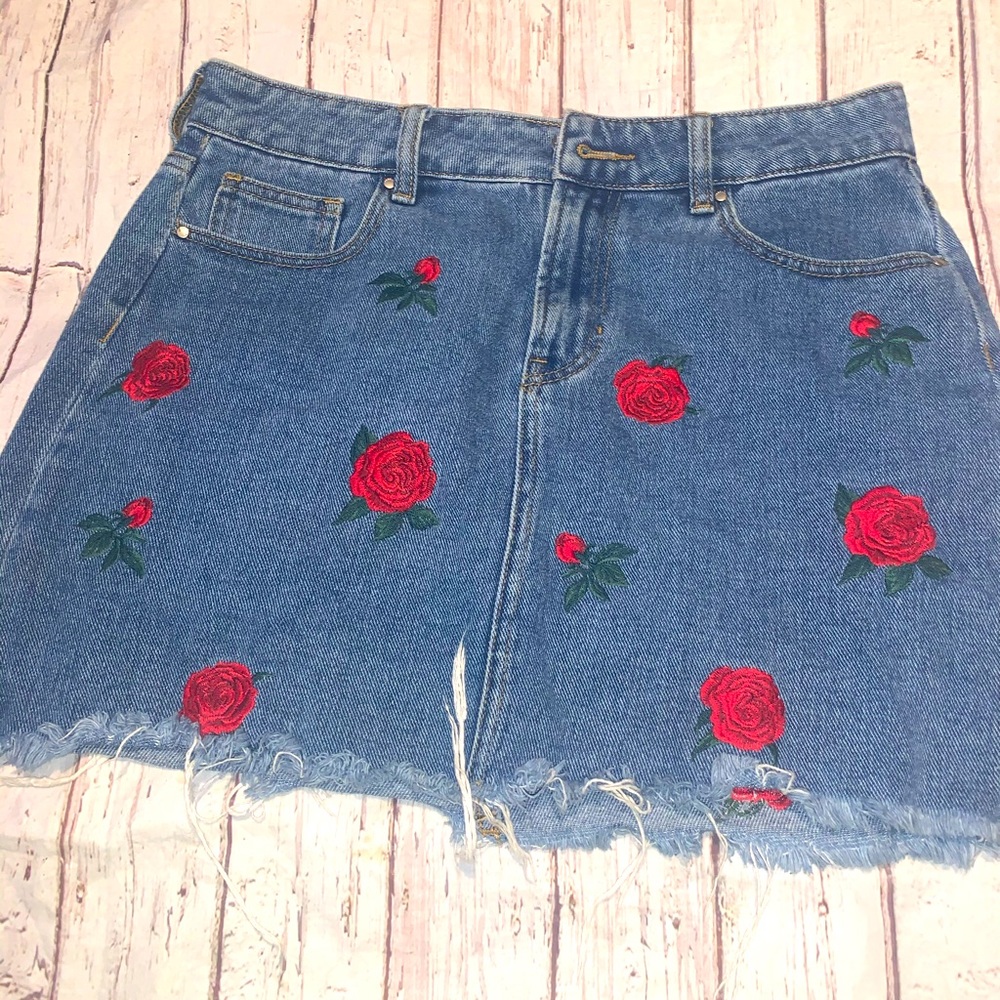 Pacsun Short Denim Embroiled Rose Skirt Size 27 - Picture 3 of 4